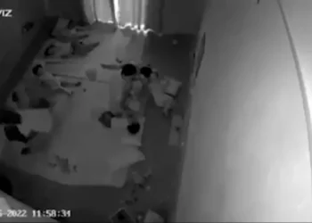 Cô giáo trùm túi nilon lên đầu trẻ