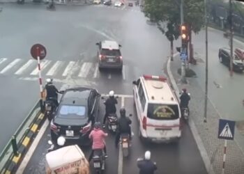 Nên tuân thủ chờ đèn đỏ hay vượt đèn đỏ để nhường đường xe cứu thương?