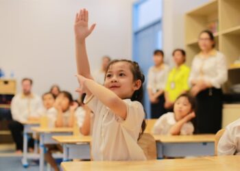 9 câu nói của cha mẹ giúp con gái thêm tự tin