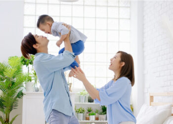 Ba mẹ nên giao tiếp với con nhiều hơn.