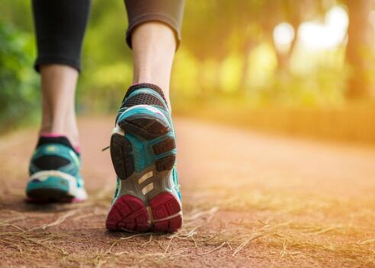 11 phút đi bộ nhanh có thể giảm 23% nguy cơ tử vong sớm (Ảnh minh họa: Daily Mail).