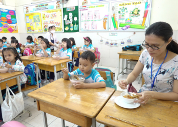 Trường mầm non cho học sinh chấm điểm bữa ăn bán trú