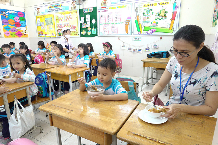 Phụ huynh tham quan và ăn chung với học sinh bán trú Trường tiểu học Trần Hưng Đạo (quận 1, TP.HCM) trong giờ ăn trưa ngày 19-12