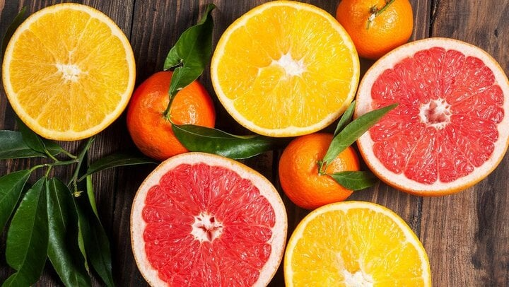 Trái cây chứa nhiều vitamin C hỗ trợ đẩy lùi lão hóa.