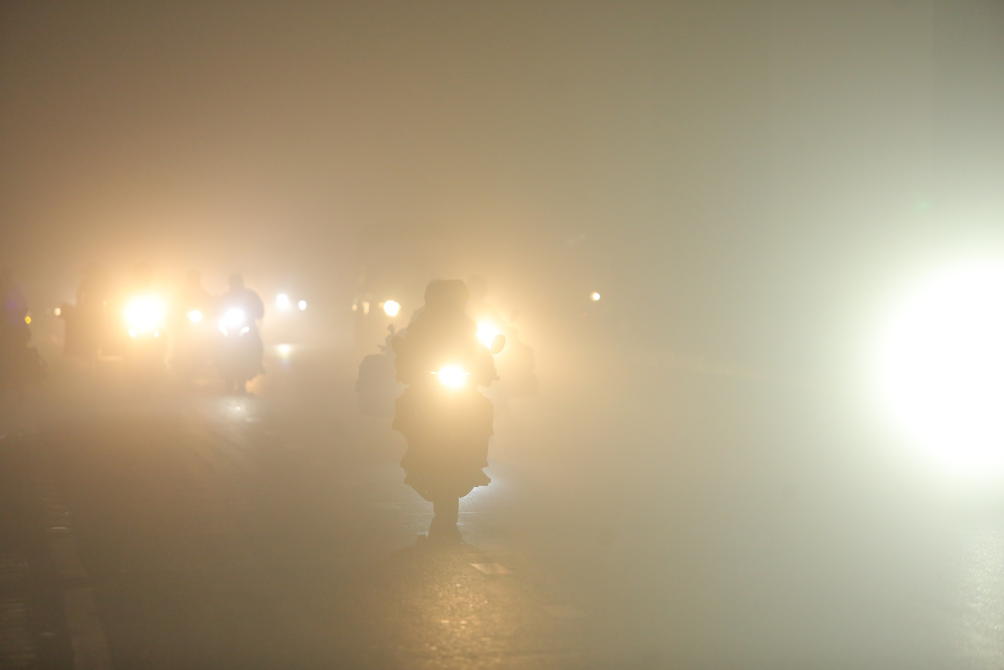 Đường phố Hà Nội chìm sâu trong lớp sương mù dày đặc, không khí đặc quánh.