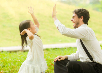 Chuyên gia nuôi dạy con nổi tiếng nước Mỹ: Có một kỹ năng giúp trẻ lớn lên thành công quan trọng hơn cả IQ