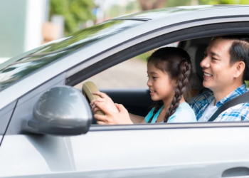 Dạy trẻ 3 cách thoát hiểm nếu bị bỏ quên trên xe ô tô