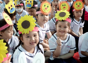 Khen phải vì học sinh, không vì người lớn