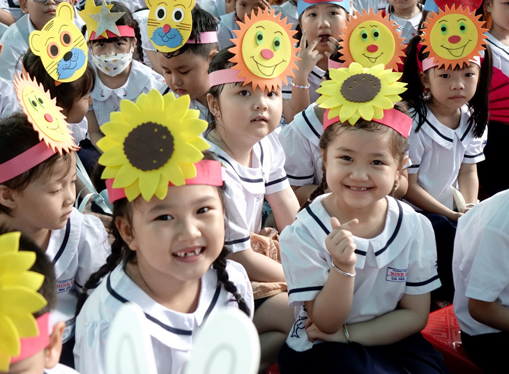 Niềm vui của học sinh lớp 1 Trường tiểu học Minh Đạo, Q.5, TP.HCM trong ngày khai giảng năm học mới 2023-2024