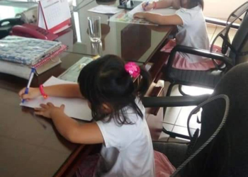 Nghỉ hè, cha mẹ vừa làm việc vừa trông con qua camera