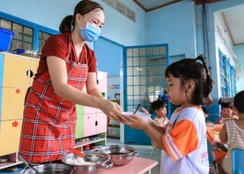 Đề nghị đưa nấu ăn ở trường mầm non vào danh mục nghề nặng nhọc, độc hại