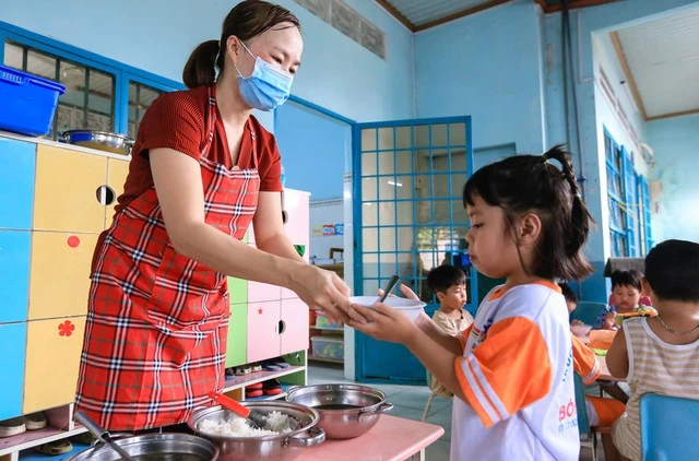 Tổng LĐLĐ Việt Nam đề nghị Bộ GD-ĐT và Bộ LĐ-TB-XH nghiên cứu, đánh giá, quyết định bổ sung công việc nấu ăn tại trường mầm non vào danh mục nghề, công việc nặng nhọc, độc hại, nguy hiểm