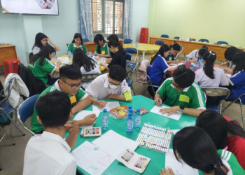 Giáo dục giới tính học đường: Dạy học sinh cách dùng bao cao su, thuốc tránh thai