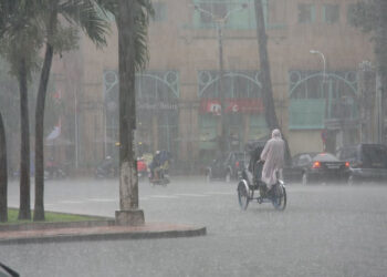 Áp thấp nhiệt đới di chuyển chậm, miền Trung sẽ mưa như trút nước